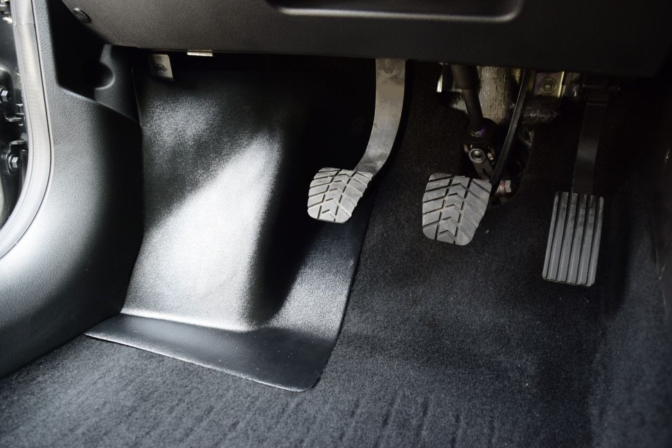 Накладки на ковролин передние (2 шт) Площадки для ног водителя и пассажира LADA Vesta 2015- проста в установке
