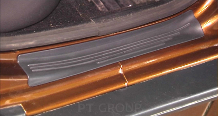 Накладка в проем задних дверей (черное тиснение) (ABS) RENAULT Duster 2012-